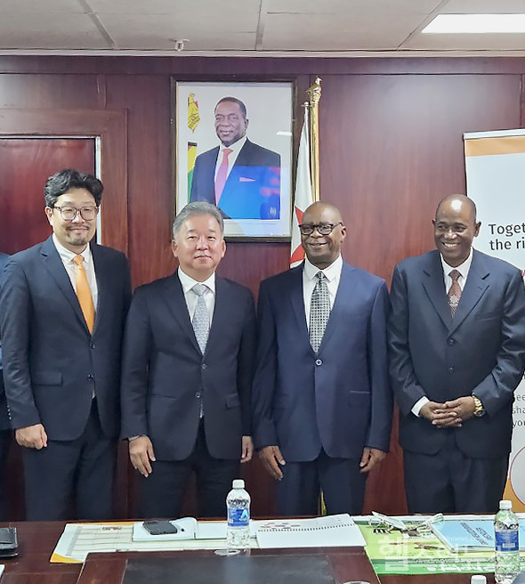 (왼쪽부터)지더블유바이텍김승일부사장,안재형부회장,짐바브웨더글라스몸베쇼라보건부장관,티디홀딩스고노회장(지더블유바이텍제공)