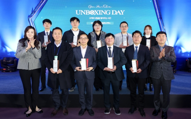 ㈜한진은 지난 19일 이커머스 셀러들을 위한 컨퍼런스 ‘고객의 내일을 열어주는 시간, 언박싱데이(UNBOXING DAY)’를 개최했다고 20일 밝혔다. 사진은 (앞줄 좌측부터) (주)한진 조현민 사장, 클리오 이철성 부장, 농협물류 백형일 전무, 피코이노베이션 송인정 상무, GS리테일 이정선 상무, (주)한진 노삼석 사장과 (뒷줄 좌측부터) 투교샵 안교범 대표, 하이유로 윤태일 과장, 지엔엠 김윤경 대표, 대길SF 정태영 대표, 광명전기 윤재연 실장이 기념촬영을 하는 모습. (사진 = (주)한진 제공)