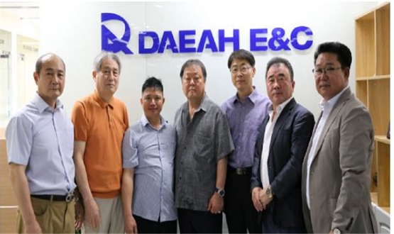 사진=한양소재2, 레스터글로벌, 대아E&C M.O.A 체결 기념 촬영을 하고 있다.