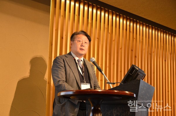 보라매병원송경준공공부원장이아시아구급학회학회장취임사를하고있다.