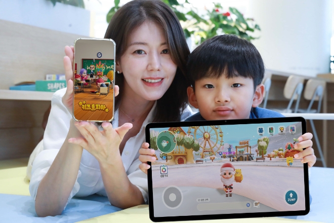 LG유플러스는 자사의 어린이 특화 메타버스 서비스 ‘키즈토피아(KidsTopia)’가 국내외 가입자 20만명을 돌파했다고 20일 밝혔다. 사진은 LG유플러스 모델이 키즈토피아를 소개하는 모습. (사진 = LG유플러스 제공)