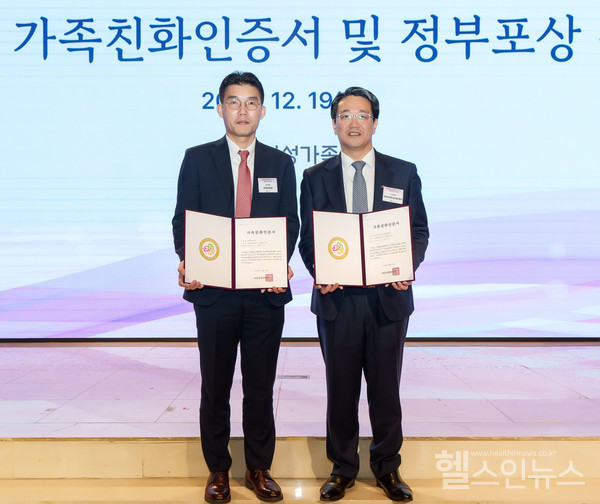 (왼쪽부터)한국얀센윤흥식전무,한국존슨앤드존슨메디칼오진용대표이사사장(존슨앤드존슨제공)