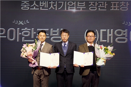 우아한주방 황철 대표가 기념촬영을 하고 있다.