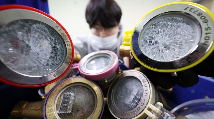 영하권 강추위가 이어지면서 수도권에 계량기 동파 사고가 잇따르는 지난 18일 서울 강북구 북부수도사업소에서 담당 직원이 12월에 입고된 동파 수도계량기를 보여주고 있다.