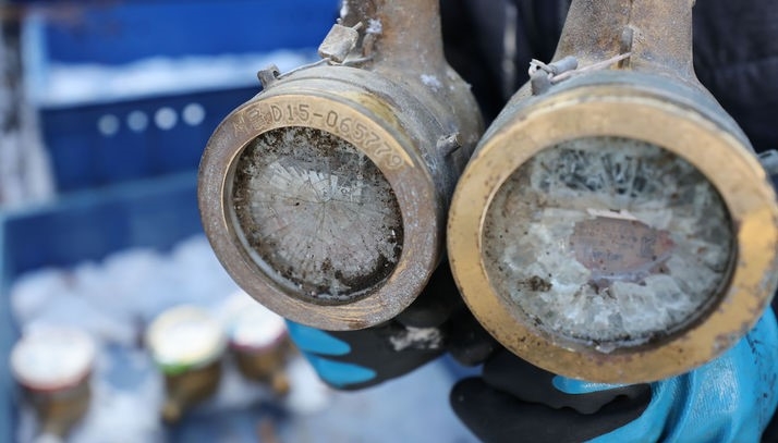 한파가 이어지고 있는 20일 오후 서울 종로구 중부수도사업소 효자가압장에서 직원이 동파된 수도계량기를 들어보이고 있다.