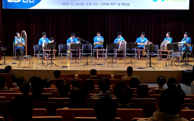 지난 20일 경기도 안양 LS타워에서 열린 LS전선 장애인 예술단 창단식에서 단원들이 기념 공연을 펼치고 있다. / 사진=LS전선 제공