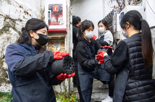 DL이앤씨 임직원 가족들이 서울 서대문구 홍제동 개미마을을 찾아 ‘사랑나눔 연탄 봉사활동’을 진행하고 있다. / 사진=DL이앤씨 제공
