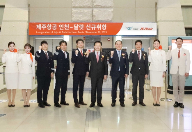 김이배 대표이사(사진 오른쪽에서 다섯번째) 등 관계자들이 신규 취항편 승무원들과 기념 촬영을 하고있다. / 사진=제주항공 제공