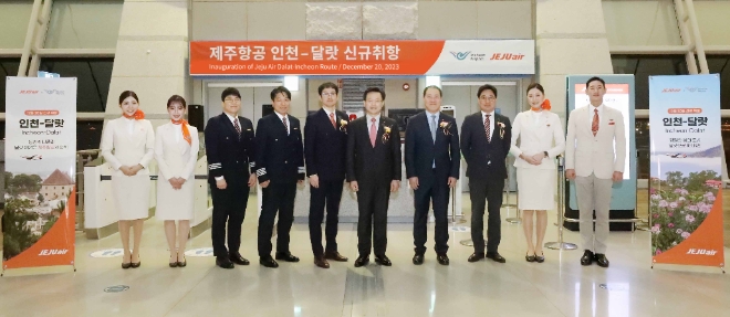 제주항공은 인천-베트남 달랏 노선에 주 7회(매일) 일정으로 운항을 시작했다고 21일 밝혔다. 사진은 지난 20일 인천국제공항에서 진행된 인천-달랏 노선 신규취항식에 참석한 (우측 다섯 번째)김이배 대표이사 등 관계자들이 신규 취항편 승무원들과 기념촬영을 하는 모습. (사진 = 제주항공 제공)