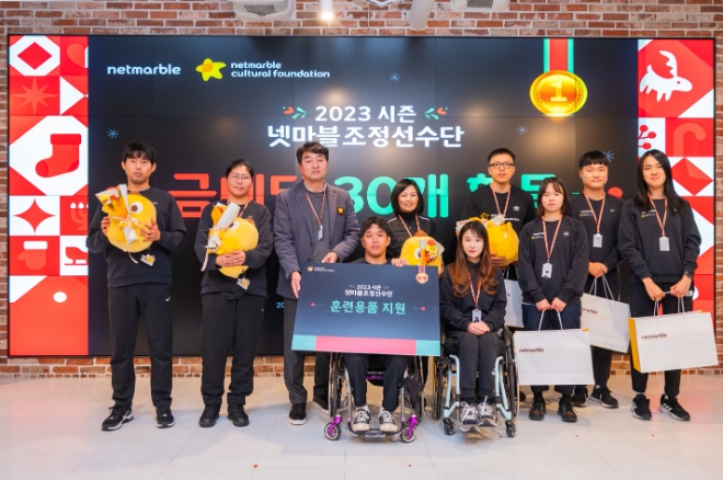 넷마블문화재단은 지난 20일 넷마블 사옥에서 ‘2023 넷마블나눔 DAY’를 개최했다고 21일 밝혔다. 사진은 행사에 참여한 (좌측부터)이승주선수, 한은지선수, 김성철님, 전숭보선수(휠체어), 조연희감독, 임효신선수(휠체어), 이봉희선수(안경), 강현주선수, 강이성선수, 배지인선수의 모습. (사진 = 넷마블문화재단 제공)