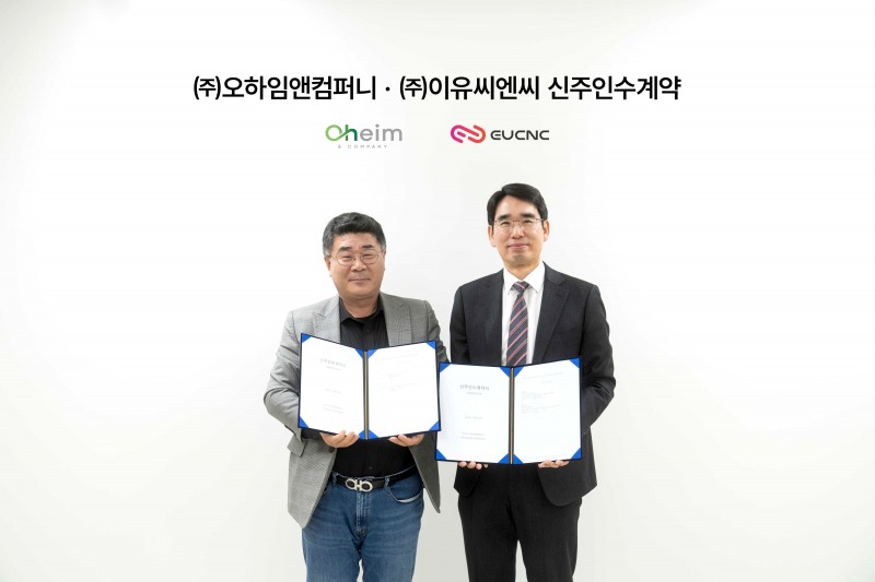 사진=나형균 오하임앤컴퍼니 대표이사(오른쪽)와 최장식 이유씨엔씨 대표이사(왼쪽)