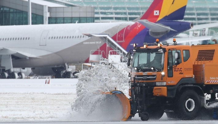 제설 작업 중인 제주공항의 모습.