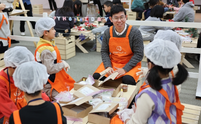 21일 서울 여의도 63빌딩에서 열린 임직원 봉사단 성과공유회 ‘V-DAY’에서 한화생명 임직원 봉사단이 지역아동복지기관의 아동들을 대상으로 수제 간식 만들기 프로그램을 진행하고 있다
