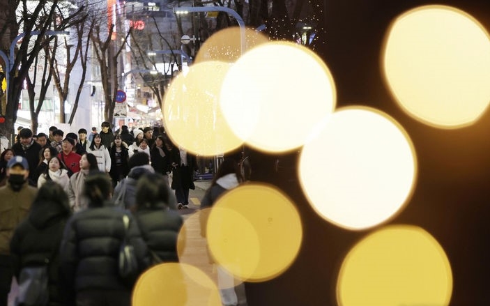 크리스마스 연휴인 지난 23일 서울 홍대거리에서 시민들이 거리를 걷고 있다.
