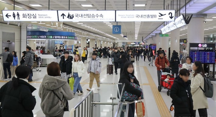23일 오전 제주국제공항 운항이 재개돼 이용객들이 분주하게 움직이고 있다.