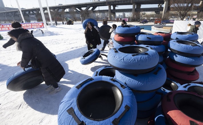 한강시민공원 눈썰매장 개장 첫 날인 지난 22일 오후 서울 광진구 뚝섬한강시민공원을 찾은 시민들이 눈썰매를 타고 있다.