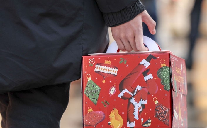 크리스마스 이브인 지난 24일 서울 종로구 광화문광장에서 한 시민이 크리스마스 케익을 들고 이동하고 있다.