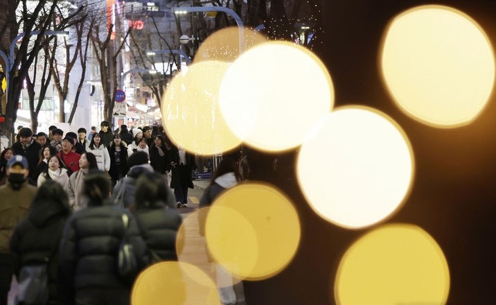 크리스마스 연휴인 지난 23일 서울 홍대거리에서 시민들이 거리를 걷고 있다.