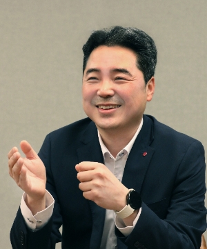 LG유플러스는 AI, 모빌리티 등 신사업 가속화를 위해 내년 1월 9일부터 12일까지 나흘간 미국 라스베가스에서 개최되는 ‘CES 2024’에 임직원 참관단을 투입한다고 25일 밝혔다. 사진은 LG유플러스 이상엽 CTO(최고기술책임자, 전무). / 사진=LG유플러스 제공