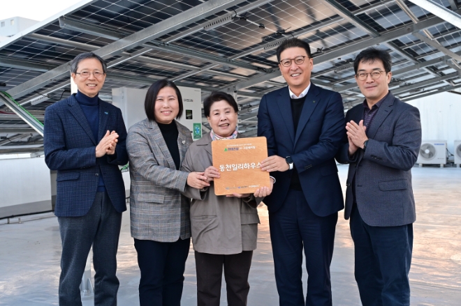 (왼쪽부터) 전명수 서울시사회복지협의회 사무총장, 김미향 동천일리하우스 원장, 성선경 사회복지법인 동천학원 대표이사, 문제철 현대건설 상무, 박진순 서울시 기후환경본부 환경기획관이 동천일리하우스에서 태양광 발전설비 완공식을 진행하고 있다. / 사진=현대건설 제공