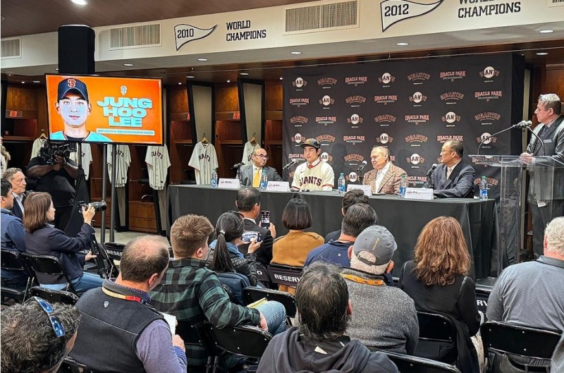 입단식 참석한 이정후(샌프란시스코=연합)