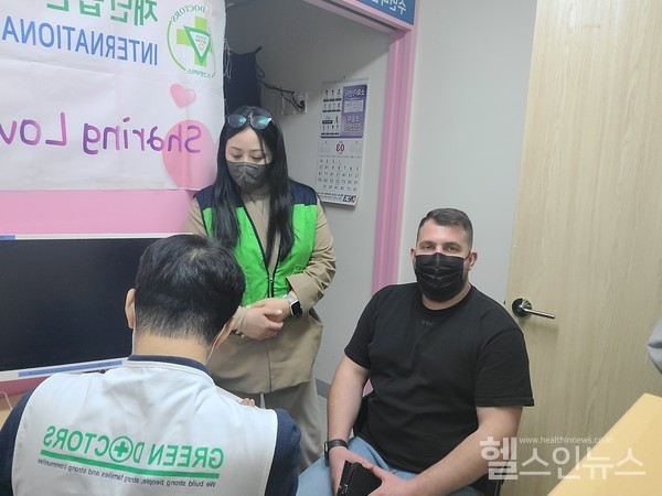 외국인노동자가그린닥터스외국인국제진료소에서통역서비스와함께진료를보고있다.