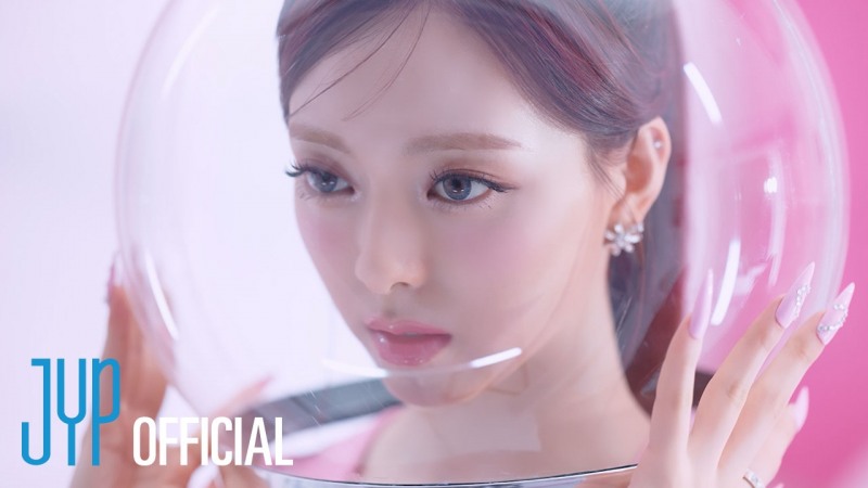 ITZY 유나, 솔로곡 'Yet, but' 뮤직비디오 공개…‘찬란한 비주얼+상큼 발랄 에너지’