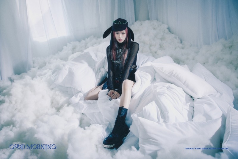 최예나, 신보 'GOOD MORNING' 첫 콘셉트 포토 공개…시선 사로잡는 유니크한 비주얼