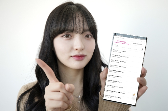 LG유플러스는 자사 모바일 서비스를 사용하는 고객을 대상으로 스미싱·보이스피싱 등 민생사기 피해를 주의하고 예방 방법을 안내하는 고객 안내활동을 추진한다고 27일 밝혔다. 사진은 LG유플러스 직원이 유플러스닷컴 내 ‘최신 스미싱 유형 및 피해 예방 정보’를 소개하고 있는 모습. (사진 = LG유플러스 제공)