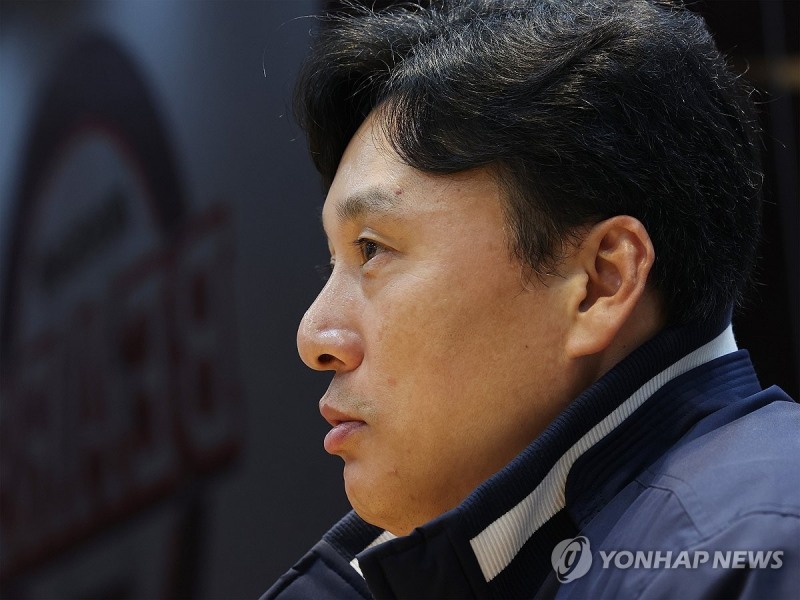 인터뷰하는 이승엽 두산 감독(서울=연합)