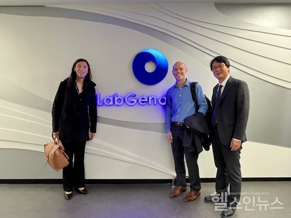 왼쪽부터에밀리엠르푸르스트트위스트바이오사이언스최고경영자,마크듀팔부사장,김정주랩지노믹스대표이사