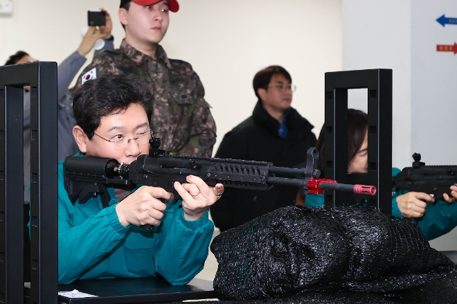 이상일 용인특례시장이 26일 처인구 운학동 예비군 과학화 훈련장에서 유관 단체장들과 함께 사격훈련을 체험하고 있다.이날 사격에서 이 시장은 5발중 4발을 명중시켰다.(사진=용인시)