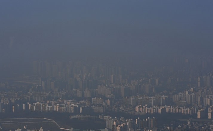 초미세먼지 농도가 '나쁨' 수준을 보인 27일 경기도 광주시 남한산성에서 바라본 서울 도심이 뿌옇게 보이고 있다.