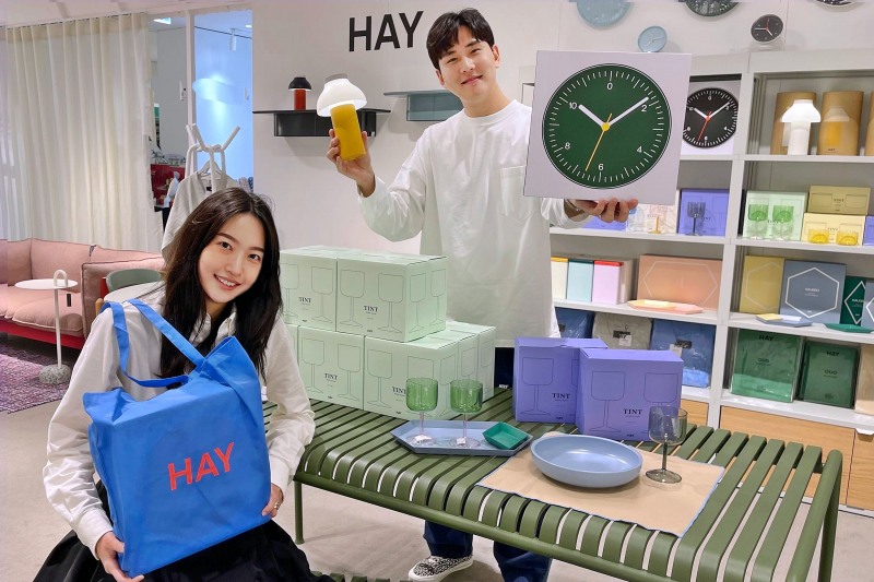 갤러리아백화점은 서울 명품관에서 새해를 맞아 덴마크 가구브랜드 ‘헤이(HAY)’ 팝업스토어를 다음달 2일 까지 운영한다고 28일 밝혔다. (사진=갤러리아백화점 제공 )
