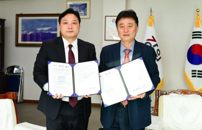 KG 모빌리티는 한국을 대표하는 겨울축제 ‘2024 화천산천어축제’에 ‘티볼리’를 경품차량으로 제공하는 등 후원을 위한 협약식을 체결했다고 28일 밝혔다. 사진은 지난 27일 강원도 화천군청에서 개최된 협약식에서 이의호(사진 왼쪽) KG 모빌리티 중부지역사업본부장과 축제를 주최하는 최문순 화천군수와 협약식을 체결하고 기념사진을 촬영하고 있는 모습. (사진 = KG 모빌리티 제공)