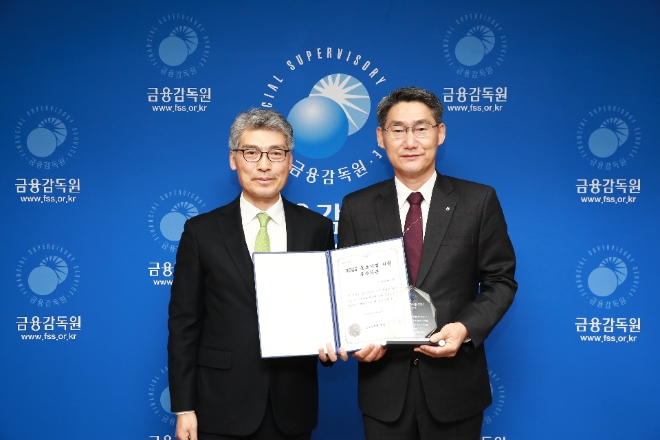 최영식 농협은행 여신심사부문 부행장(오른쪽)이 금융감독원 은행중소서민금융담당 이준수 부원장과 기념 촬영을 하고 있다. / 사진=NH농협은행 제공