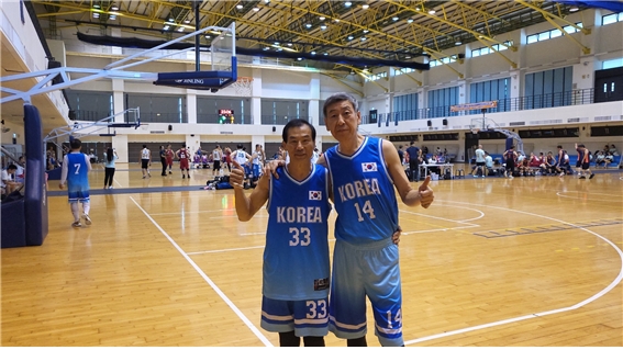 동남아 시니어농구대회 MVP 출신 윤진구(오른쪽)씨와 해외 경기 후 포즈를 취하고 있다