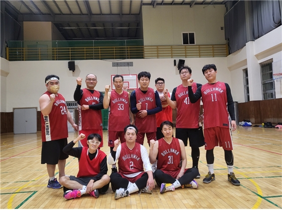 불혹 동아리농구팀원들과 자리를 함께 했다. 뒷 줄 왼쪽에서 세 번째가 박정길씨