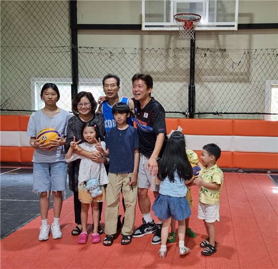 박정길씨 가족이 TV 예능프로그램에 출연해 아나운서 김대호씨와 함께 하고 있다