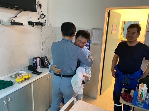 대우건설 플랜트사업본부장이 석방된 직원들을 만나 얼싸안고 있다. / 연합뉴스