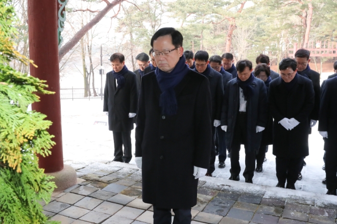 조병규 우리은행장이 1일 경기도 남양주시 홍유릉을 방문해 고종황제를 참배하고 있다. / 사진=우리은행 제공