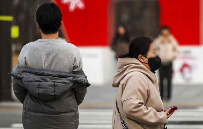 낮 최고기온이 21도까지 오르는 포근한 날씨가 예보된 지난 8일 서울 종로구 광화문네거리에서 얇은 옷차림을 한 시민들이 이동하고 있다.