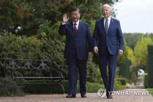 바이든과 산책 중 손 흔드는 시진핑 中 국가주석(AP=연합) 