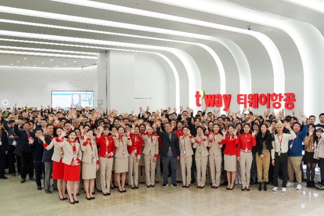 티웨이항공은 서울시 강서구에 위치한 티웨이항공 항공훈련센터 로비에서 ‘2024년 티웨이항공 시무식’을 개최했다고 2일 밝혔다. 사진은 이날 오전 서울시 강서구 티웨이항공 항공훈련센터에서 진행된 2024년도 시무식 행사에서 임직원들이 함께 손을 흔드는 모습. (사진 = 티웨이항공 제공)