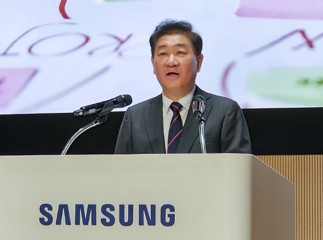 삼성전자는 2일 수원 디지털시티에서 한종희 대표이사 부회장과 경계현 대표이사 사장을 비롯한 사장단과 임직원 400여명이 참석한 가운데 ‘2024년 시무식’을 개최했다고 밝혔다. 사진은 한 부회장이 수원 디지털시티에서 열린 시무식에서 신년사를 밝히고 있는 모습. (사진 = 삼성전자 제공)