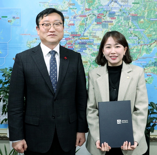 베트남 출신 다문화 여성 임용장 수여