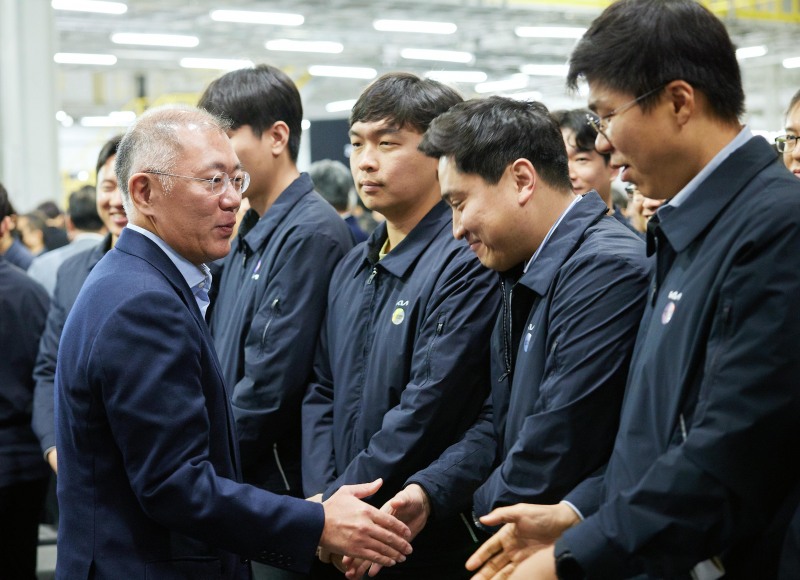 정의선 현대차그룹 회장이 직원들과 새해 인사를 나누고 있다. / 사진=현대차그룹 제공