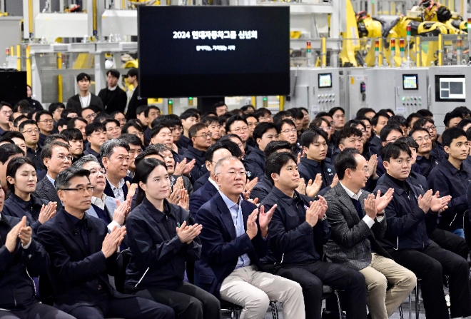 현대차그룹 2024년 신년회에는 정의선 회장과 그룹사 경영진, 그룹 임직원들이 온오프라인으로 참석했다. / 사진=현대차그룹 제공