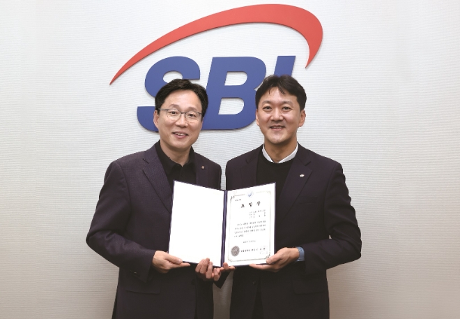 콜렉션운영 2팀 김호중 팀장(오른쪽)과 신용관리본부 경규상 본부장이 기념사진을 촬영하고 있다