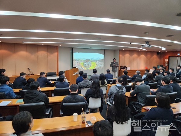 삼일제약임직원들을대상으로특강을진행하는LG트윈스의차명석단장(삼일제약제공)